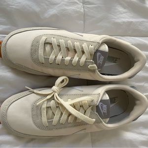 Nike women’s sneaker sz9 never worn